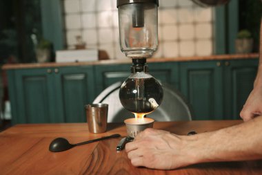 Kahve odasında kahve hazırlayan barista.