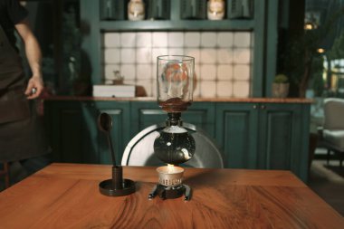 Kahve odasında kahve hazırlayan barista.