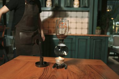 Kahve odasında kahve hazırlayan barista.