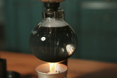 Kahve odasında kahve hazırlayan barista.