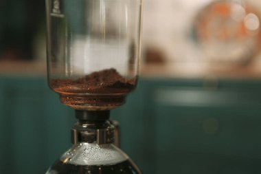 Kahve odasında kahve hazırlayan barista.