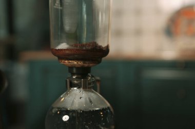 Kahve odasında kahve hazırlayan barista.