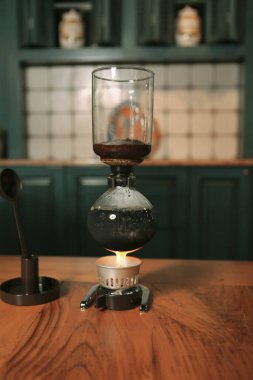 Kahve odasında kahve hazırlayan barista.