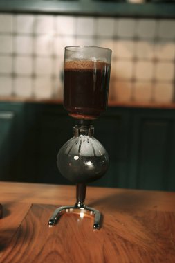 Kahve odasında kahve hazırlayan barista.