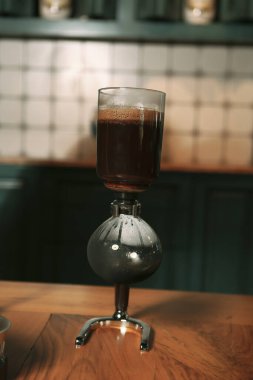 Kahve odasında kahve hazırlayan barista.