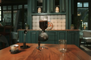 Kahve odasında kahve hazırlayan barista.