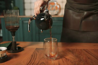 Kahve odasında kahve hazırlayan barista.