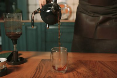 Kahve odasında kahve hazırlayan barista.