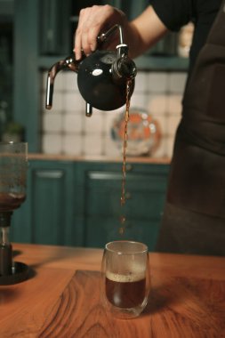 Kahve odasında kahve hazırlayan barista.