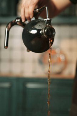 Kahve odasında kahve hazırlayan barista.