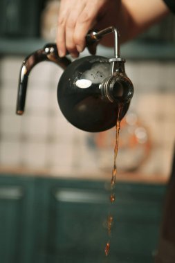 Kahve odasında kahve hazırlayan barista.