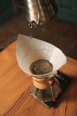 Kahve odasında kahve hazırlayan barista.