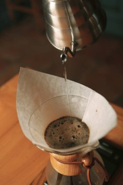 Kahve odasında kahve hazırlayan barista.