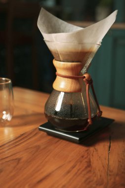 Kahve odasında kahve hazırlayan barista.