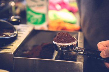 Kahve odasında kahve hazırlayan barista.