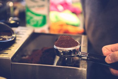 Kahve odasında kahve hazırlayan barista.