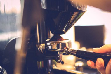 Kahve odasında kahve hazırlayan barista.