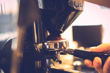 Kahve odasında kahve hazırlayan barista.