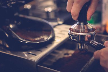 Kahve odasında kahve hazırlayan barista.