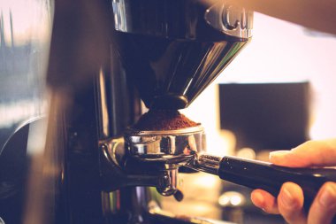 Kahve odasında kahve hazırlayan barista.