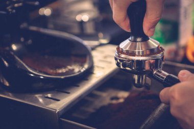 Kahve odasında kahve hazırlayan barista.