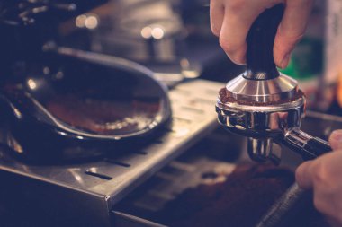 Kahve odasında kahve hazırlayan barista.