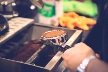 Kahve odasında kahve hazırlayan barista.
