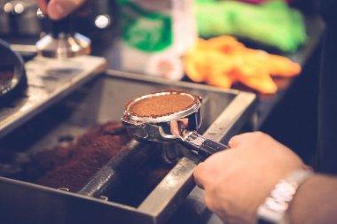 Kahve odasında kahve hazırlayan barista.