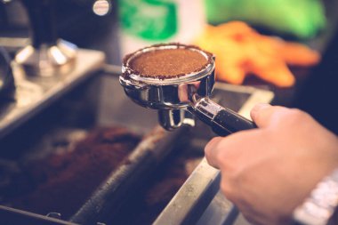 Kahve odasında kahve hazırlayan barista.