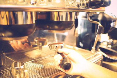 Kahve odasında kahve hazırlayan barista.
