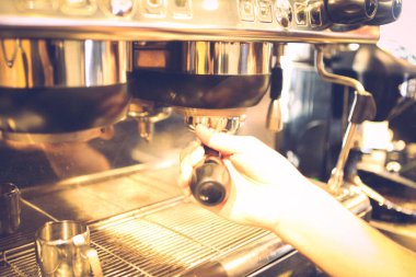 Kahve odasında kahve hazırlayan barista.