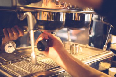 Kahve odasında kahve hazırlayan barista.