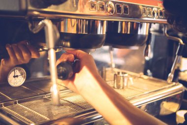 Kahve odasında kahve hazırlayan barista.