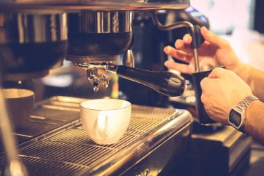 Kahve odasında kahve hazırlayan barista.