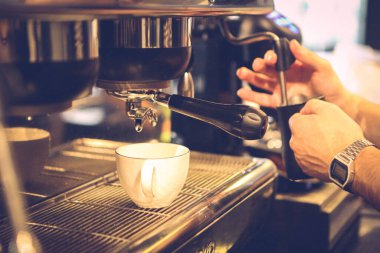 Kahve odasında kahve hazırlayan barista.