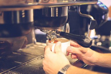 Kahve odasında kahve hazırlayan barista.
