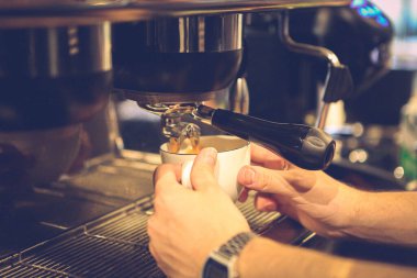 Kahve odasında kahve hazırlayan barista.