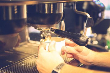 Kahve odasında kahve hazırlayan barista.