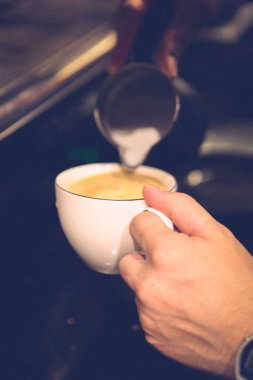 Kahve odasında kahve hazırlayan barista.