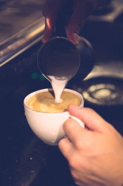 Kahve odasında kahve hazırlayan barista.