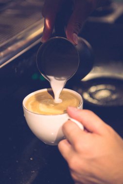 Kahve odasında kahve hazırlayan barista.