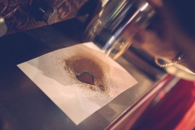 Kahve odasında kahve hazırlayan barista.