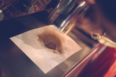 Kahve odasında kahve hazırlayan barista.