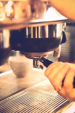 Kahve odasında kahve hazırlayan barista.