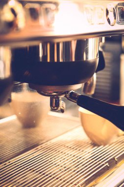 Kahve odasında kahve hazırlayan barista.