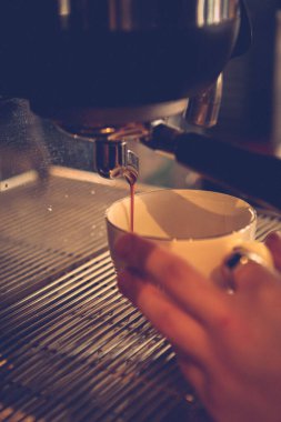 Kahve odasında kahve hazırlayan barista.