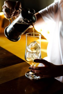 Kahve odasında kahve hazırlayan barista.