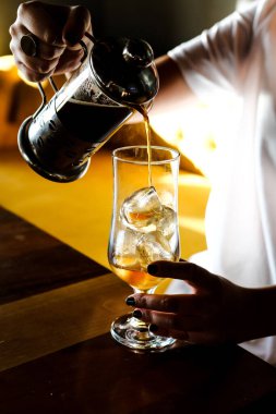 Kahve odasında kahve hazırlayan barista.