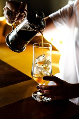 Kahve odasında kahve hazırlayan barista.