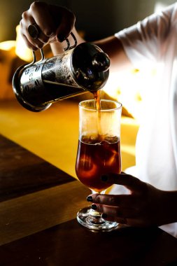 Kahve odasında kahve hazırlayan barista.